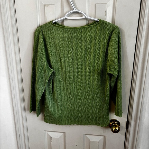 green crinkle top - Picture 2 of 3
